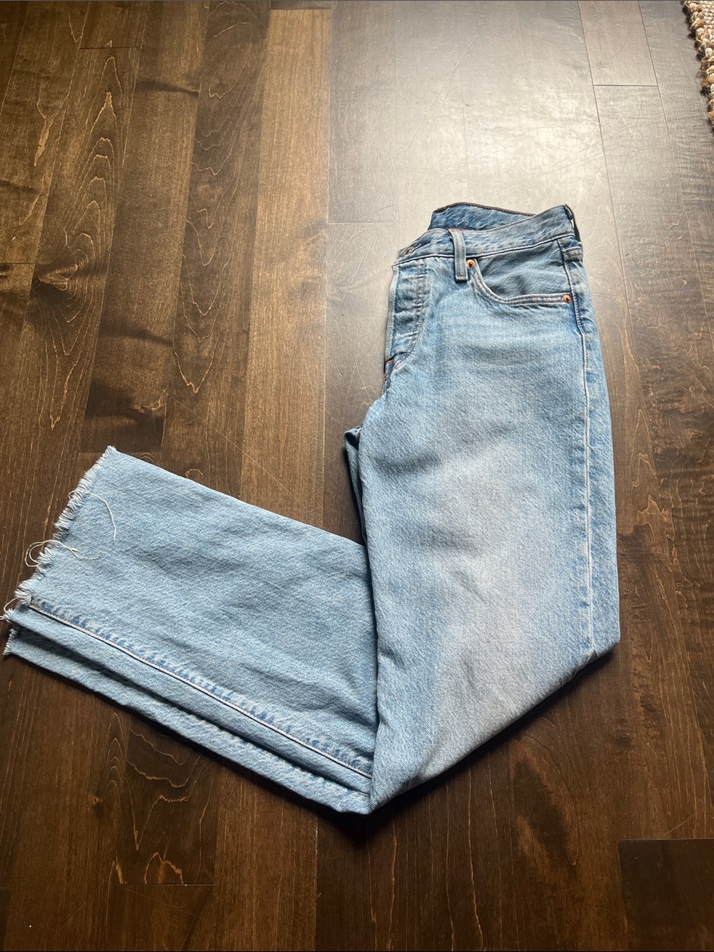 Levi Mid Rise straight Leg Jeans